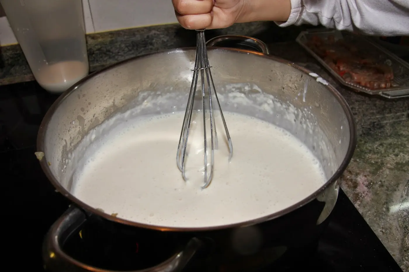 Hojaldre con bechamel, rape y gambas: foto del paso a paso