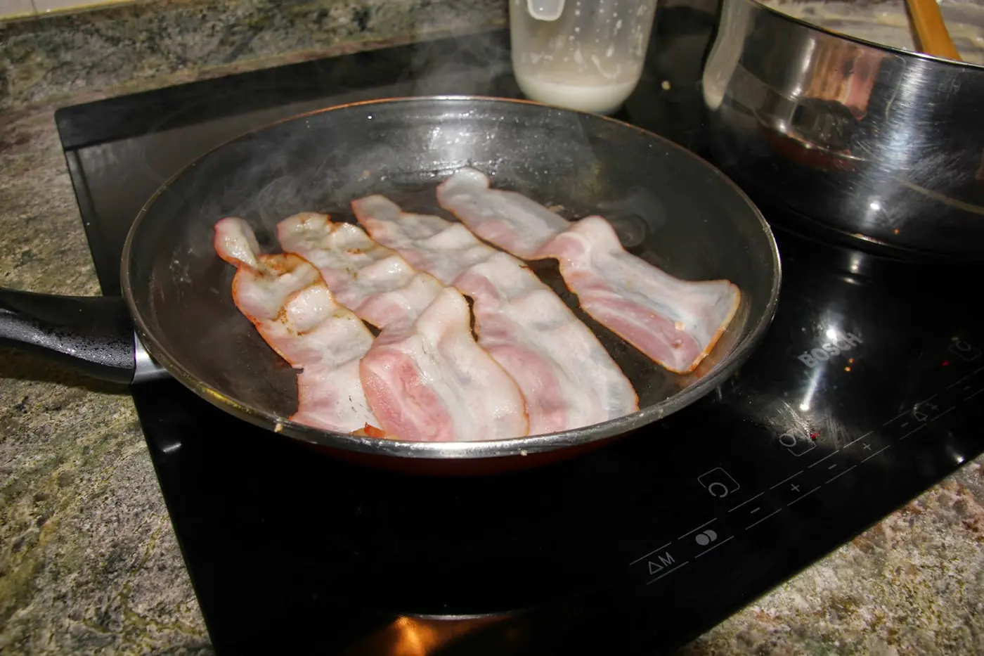Hojaldre con bechamel, rape y gambas: foto del paso a paso