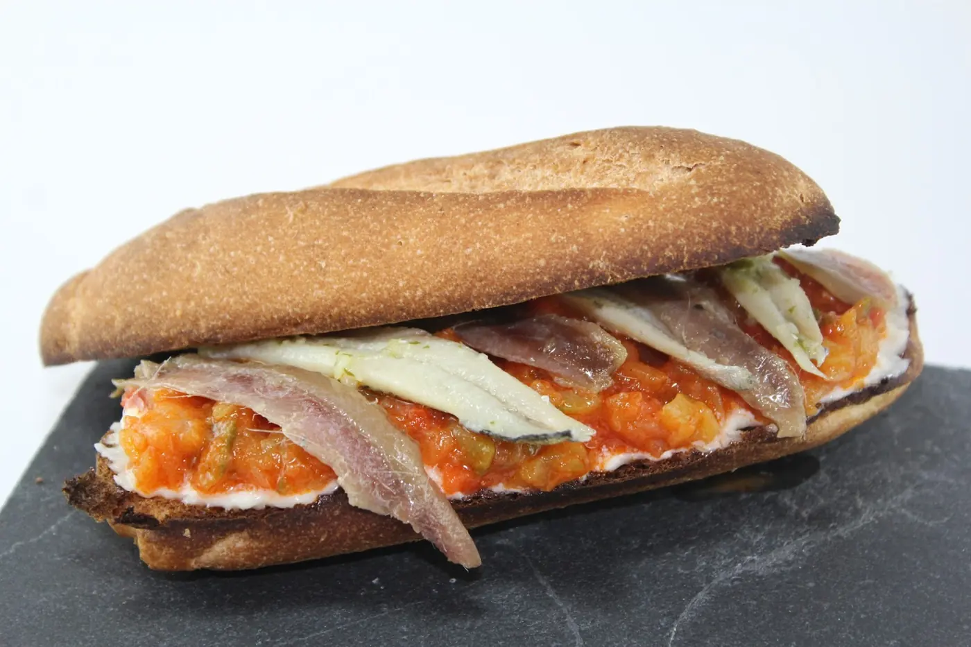 Mollete de anchoas con boquerones en cama de pisto y alioli: foto del paso a paso