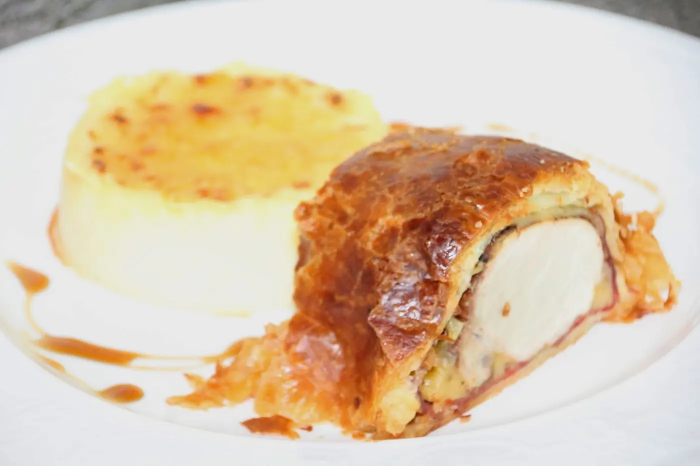 Hojaldre con solomillo de cerdo, jamón y queso