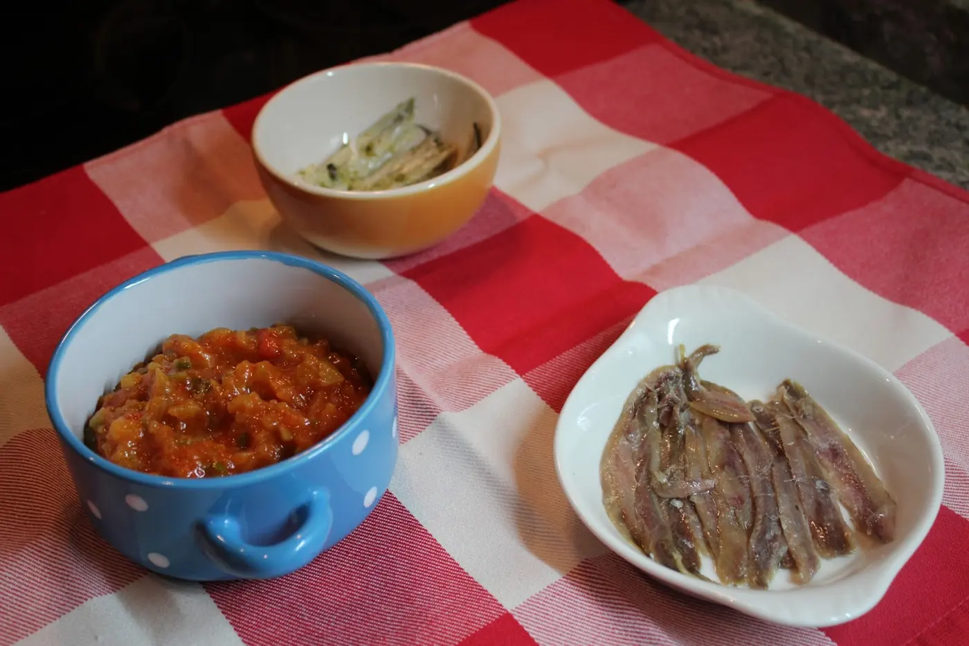 Mollete de anchoas con boquerones en cama de pisto y alioli: foto del paso a paso