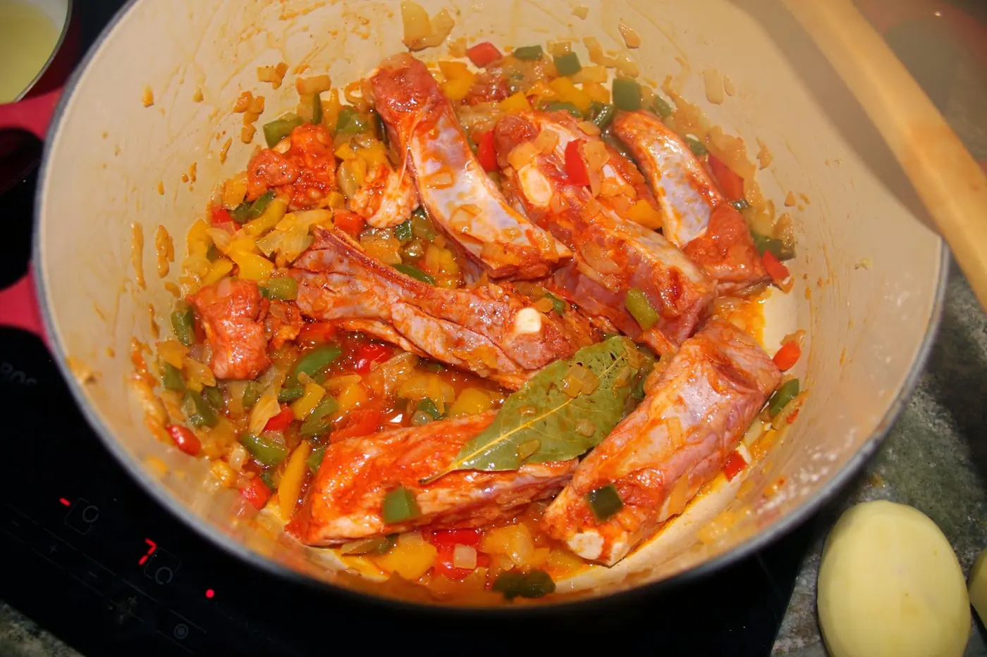 Costillas con patatas: foto del paso a paso