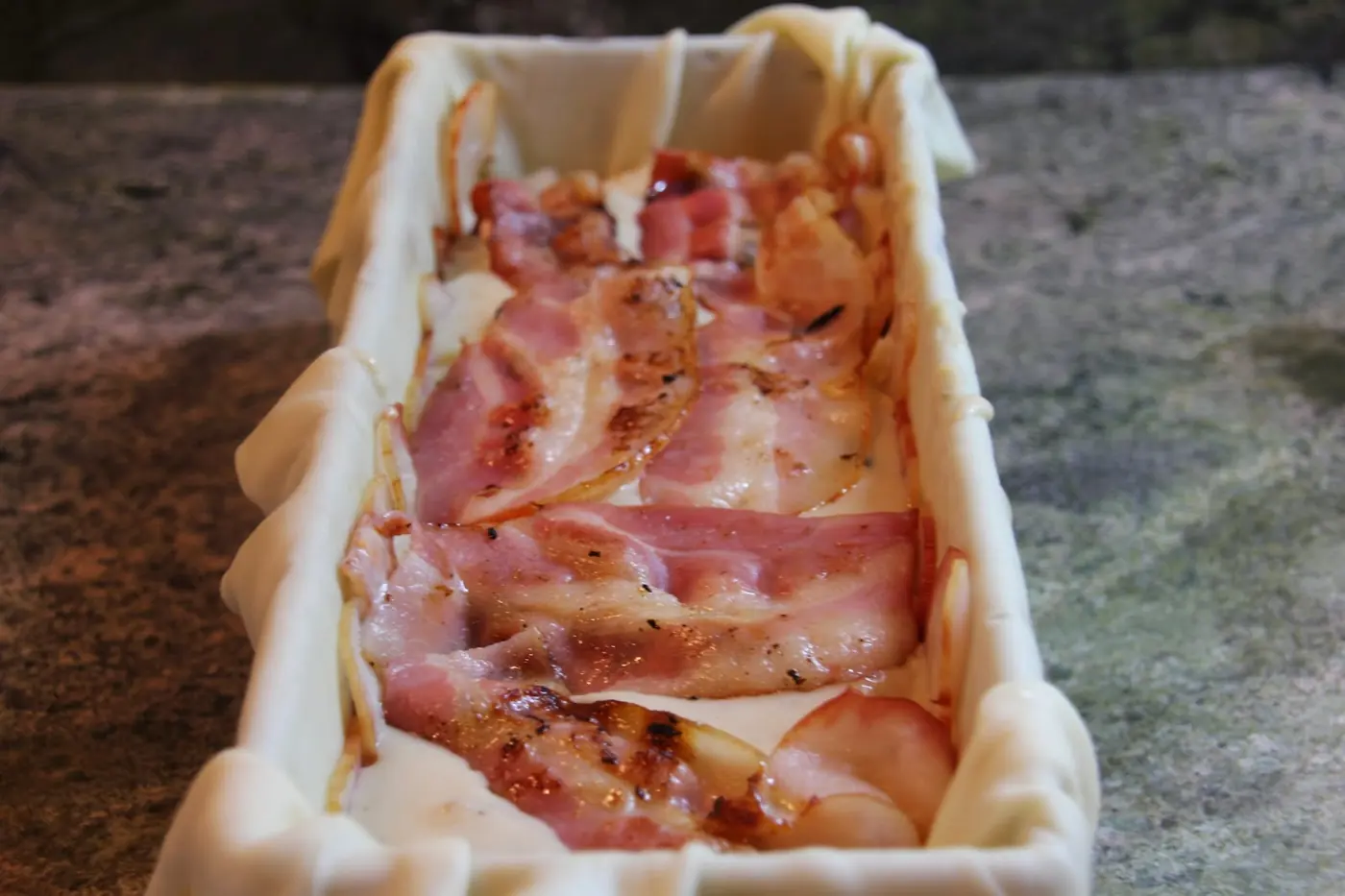 Hojaldre con bechamel, rape y gambas: foto del paso a paso