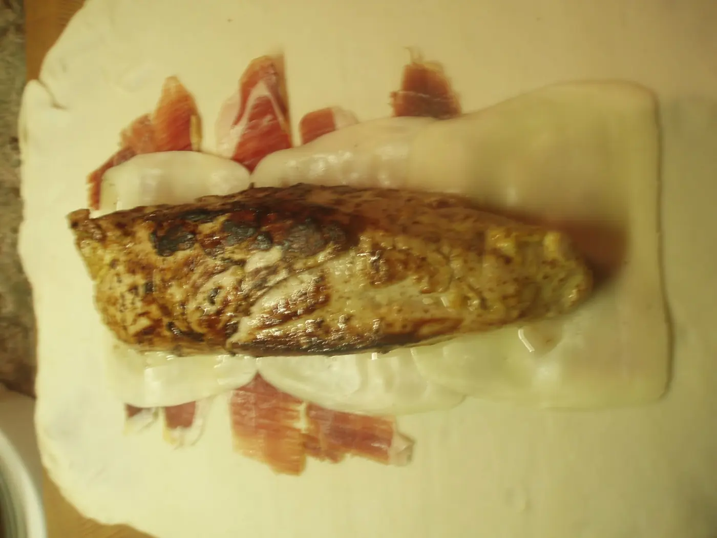 Hojaldre con solomillo de cerdo, jamón y queso: foto del paso a paso