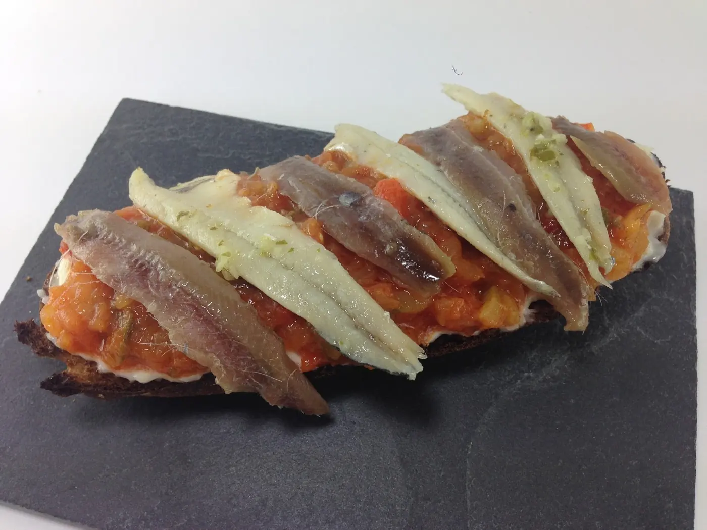 Mollete de anchoas con boquerones en cama de pisto y alioli: foto del paso a paso