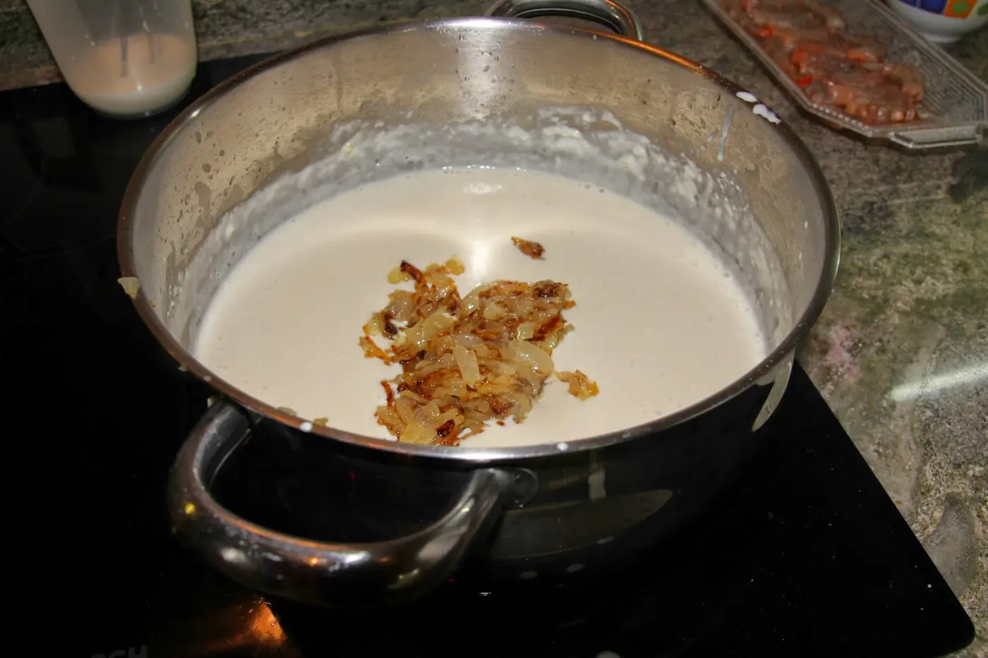Hojaldre con bechamel, rape y gambas: foto del paso a paso