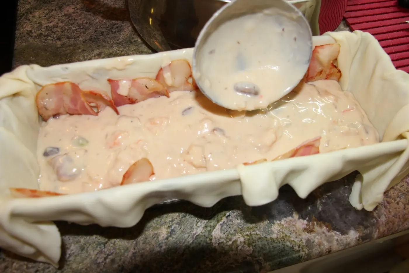 Hojaldre con bechamel, rape y gambas: foto del paso a paso