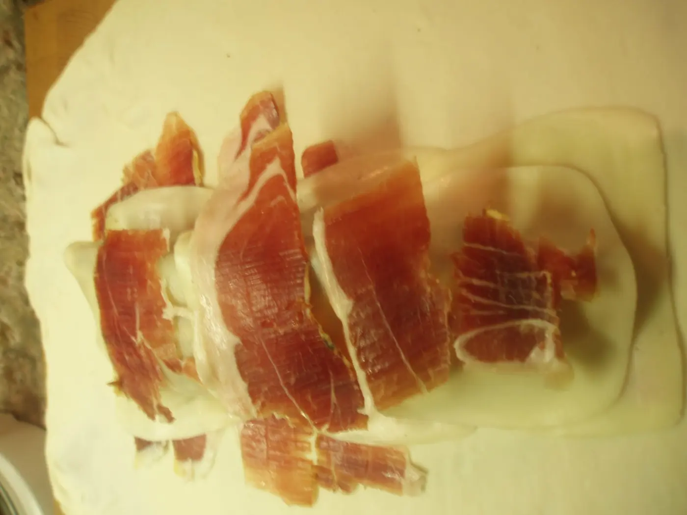 Hojaldre con solomillo de cerdo, jamón y queso: foto del paso a paso