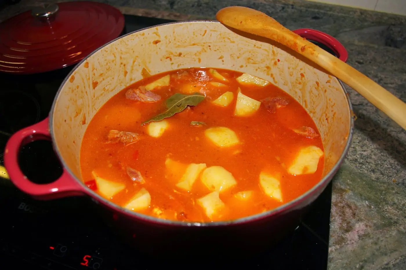 Costillas con patatas: foto del paso a paso