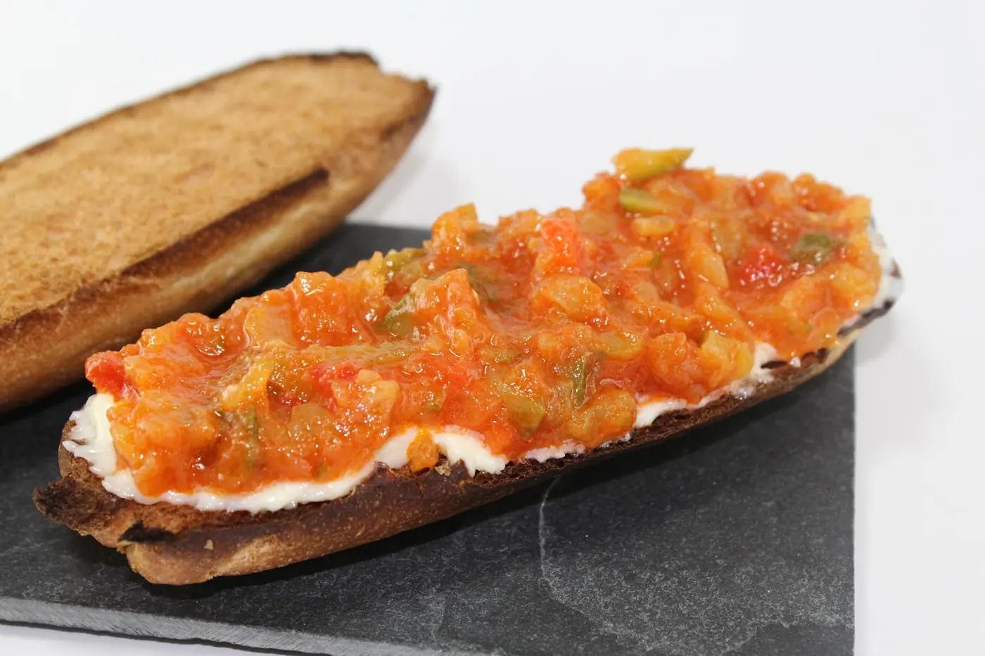 Mollete de anchoas con boquerones en cama de pisto y alioli: foto del paso a paso