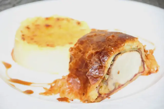 Hojaldre con solomillo de cerdo, jamón y queso