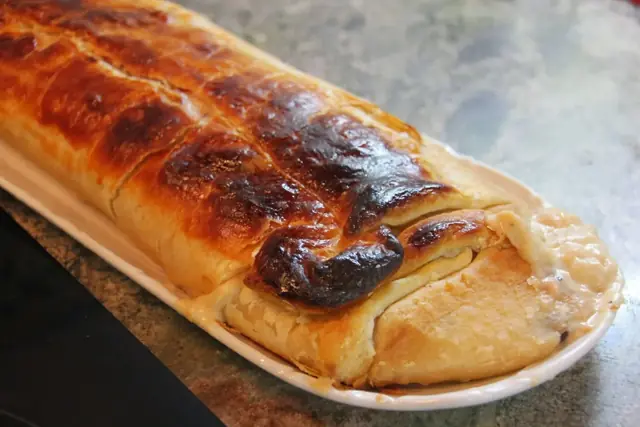 Hojaldre con bechamel, rape y gambas